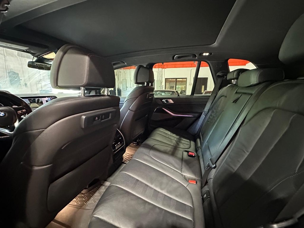 BMW X5 Vehicle Full-screen Gallery Image 10