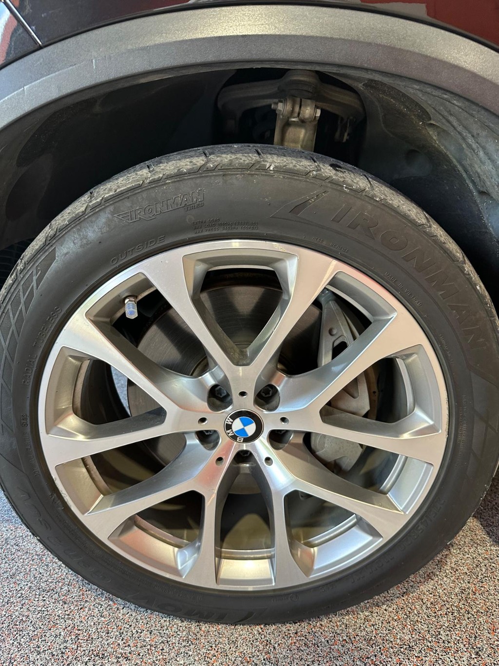 BMW X5 Vehicle Full-screen Gallery Image 12