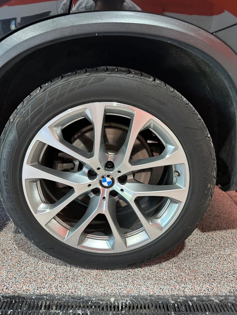 BMW X5 Vehicle Full-screen Gallery Image 11