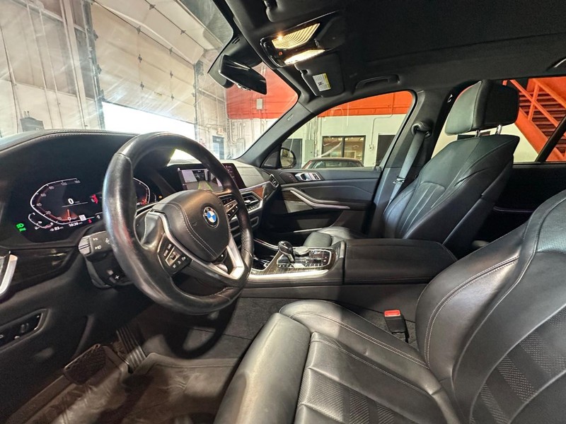 BMW X5 Vehicle Full-screen Gallery Image 14