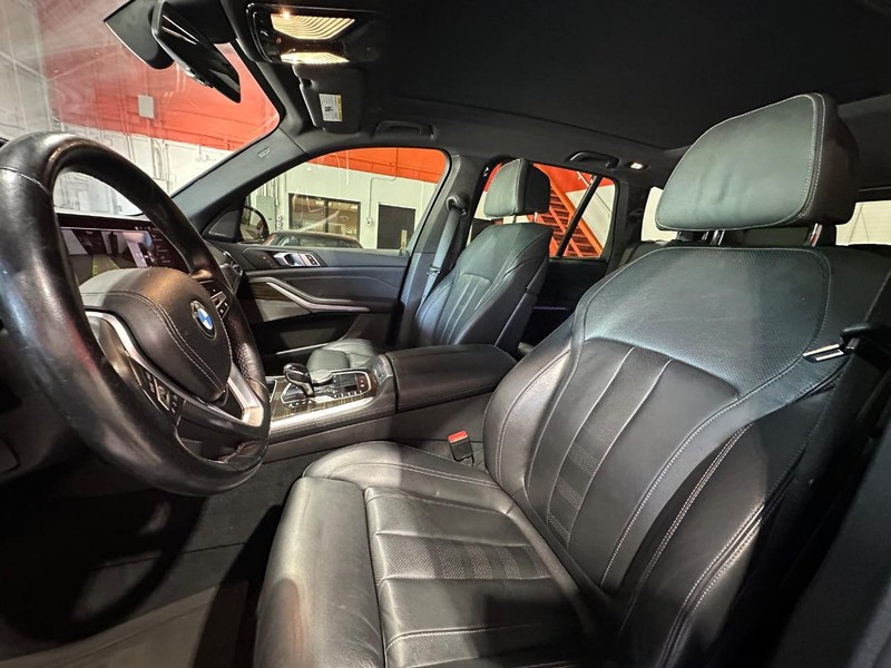 BMW X5 Vehicle Full-screen Gallery Image 15