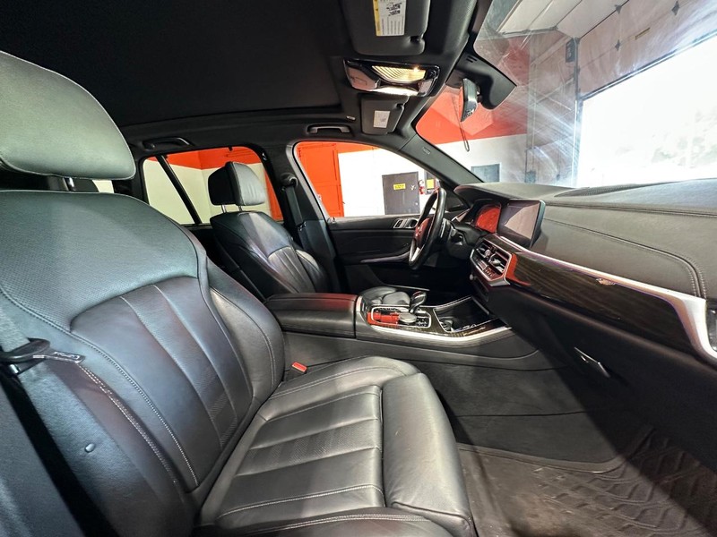 BMW X5 Vehicle Full-screen Gallery Image 21