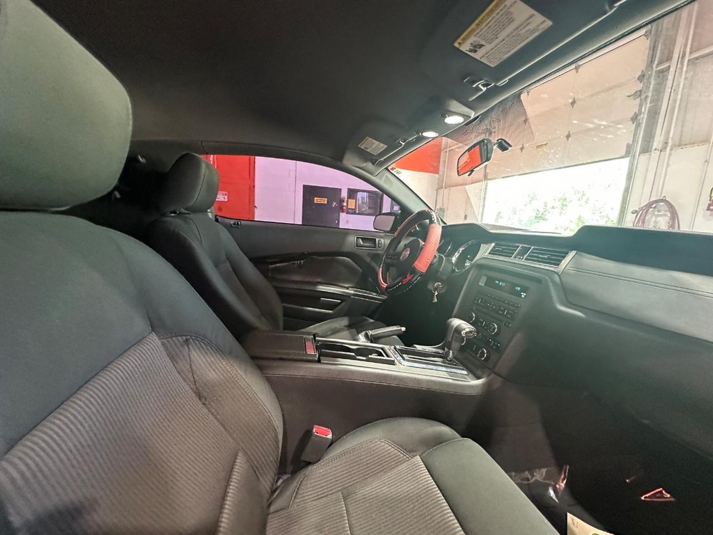 Ford Mustang Vehicle Full-screen Gallery Image 13