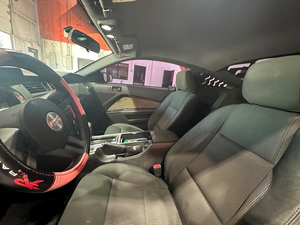 Ford Mustang Vehicle Full-screen Gallery Image 16