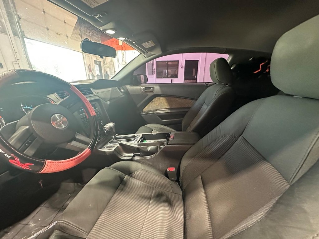 Ford Mustang Vehicle Full-screen Gallery Image 17