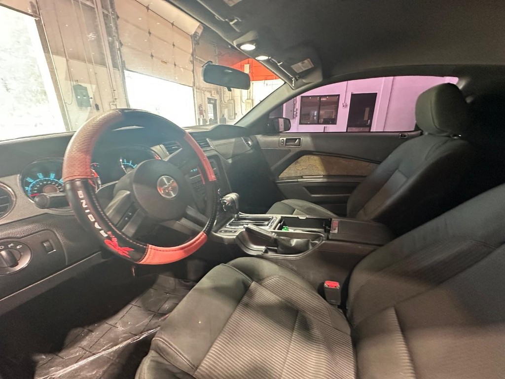 Ford Mustang Vehicle Full-screen Gallery Image 19