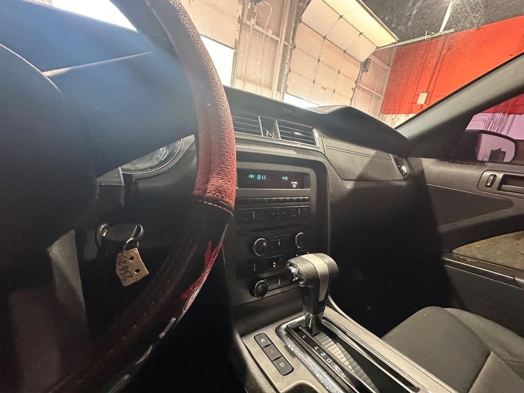 Ford Mustang Vehicle Full-screen Gallery Image 20