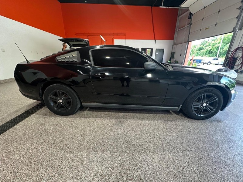 2010 Ford Mustang V6 photo 2