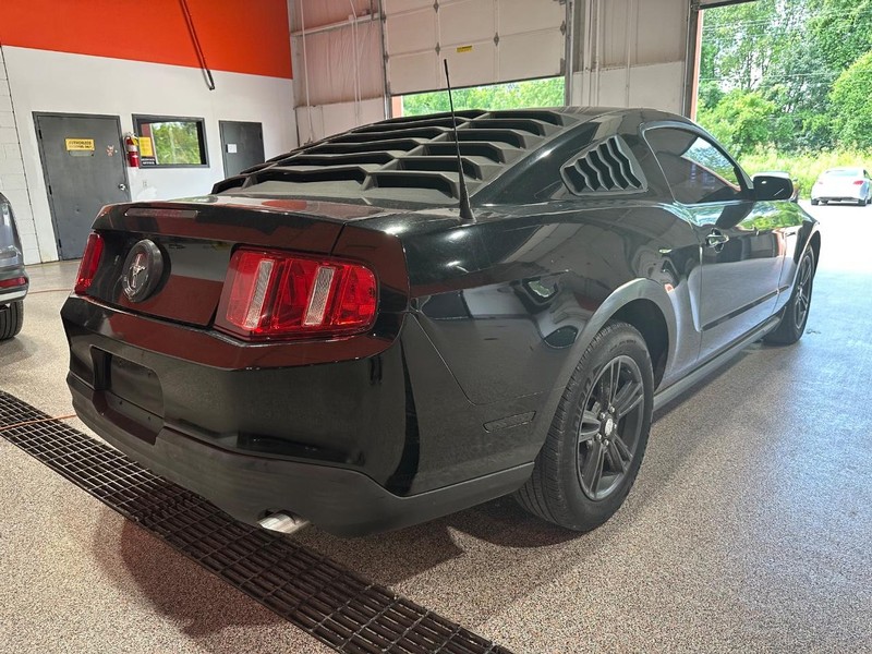 2010 Ford Mustang V6 photo 3