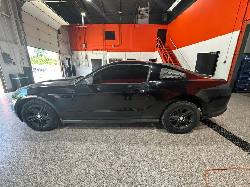 2010 Ford Mustang V6 photo 4