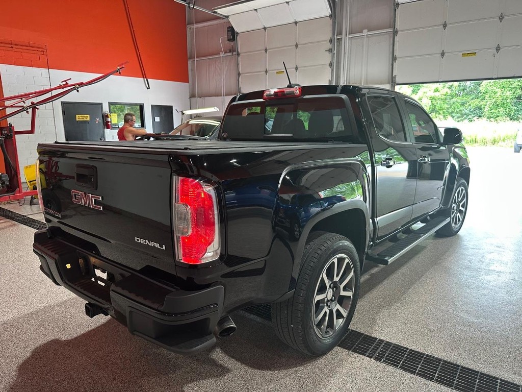 GMC Canyon Vehicle Full-screen Gallery Image 3