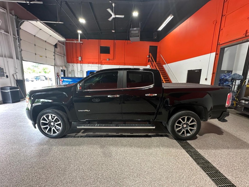 GMC Canyon Vehicle Full-screen Gallery Image 4