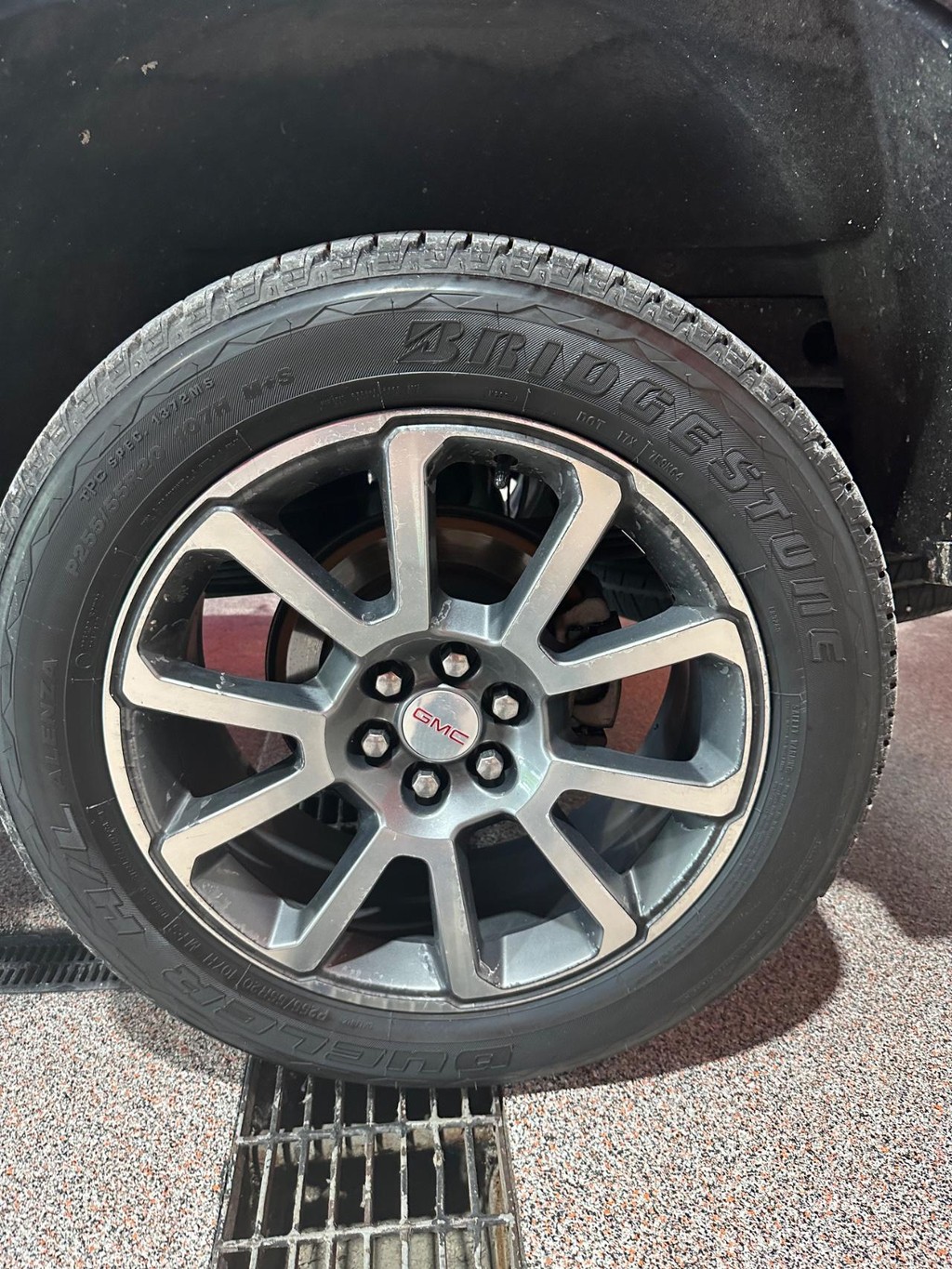 GMC Canyon Vehicle Full-screen Gallery Image 12