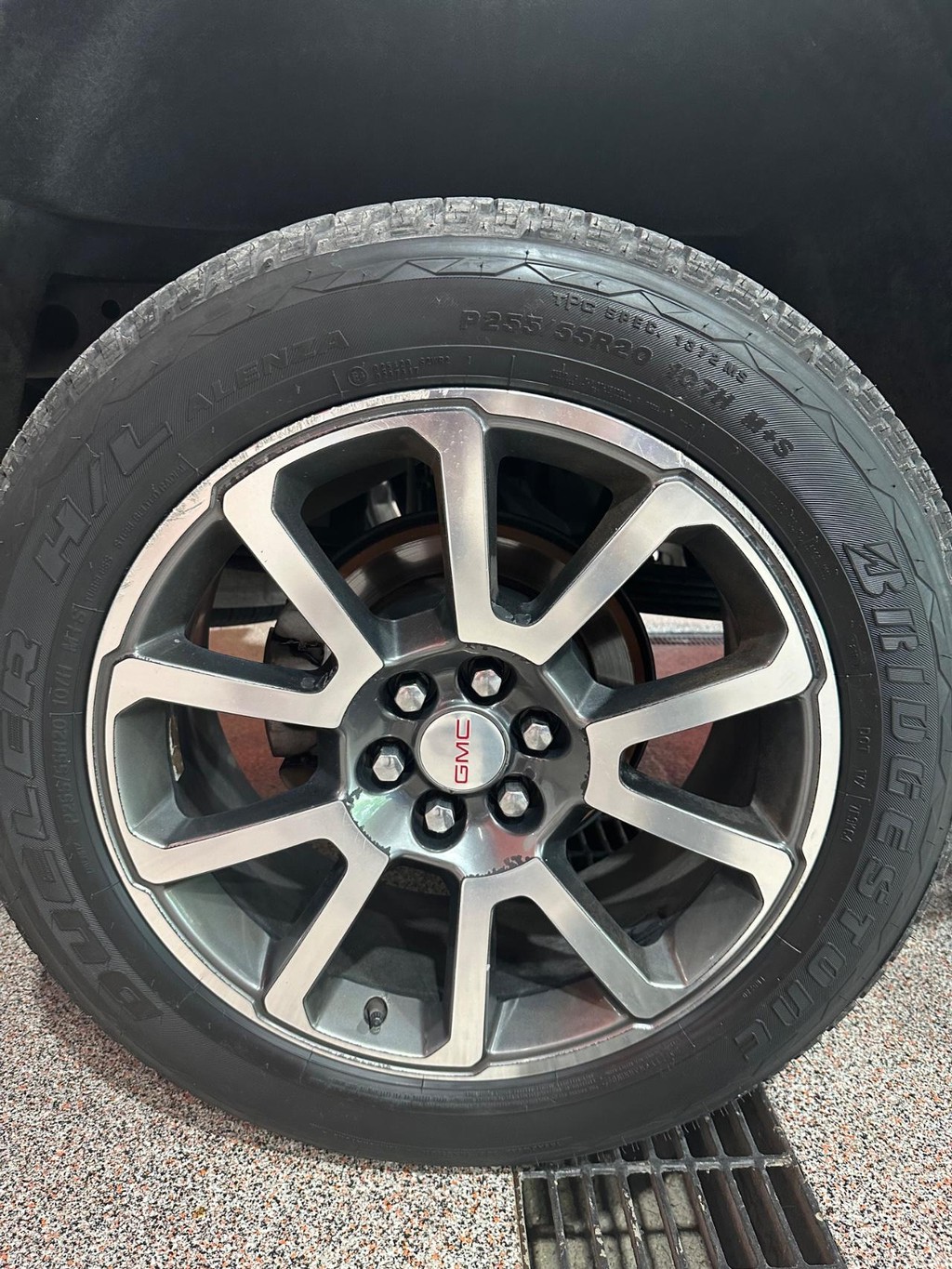 GMC Canyon Vehicle Full-screen Gallery Image 13