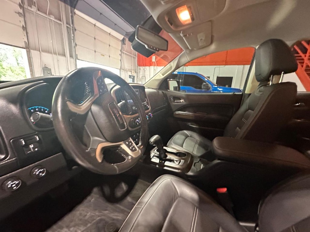 GMC Canyon Vehicle Full-screen Gallery Image 14