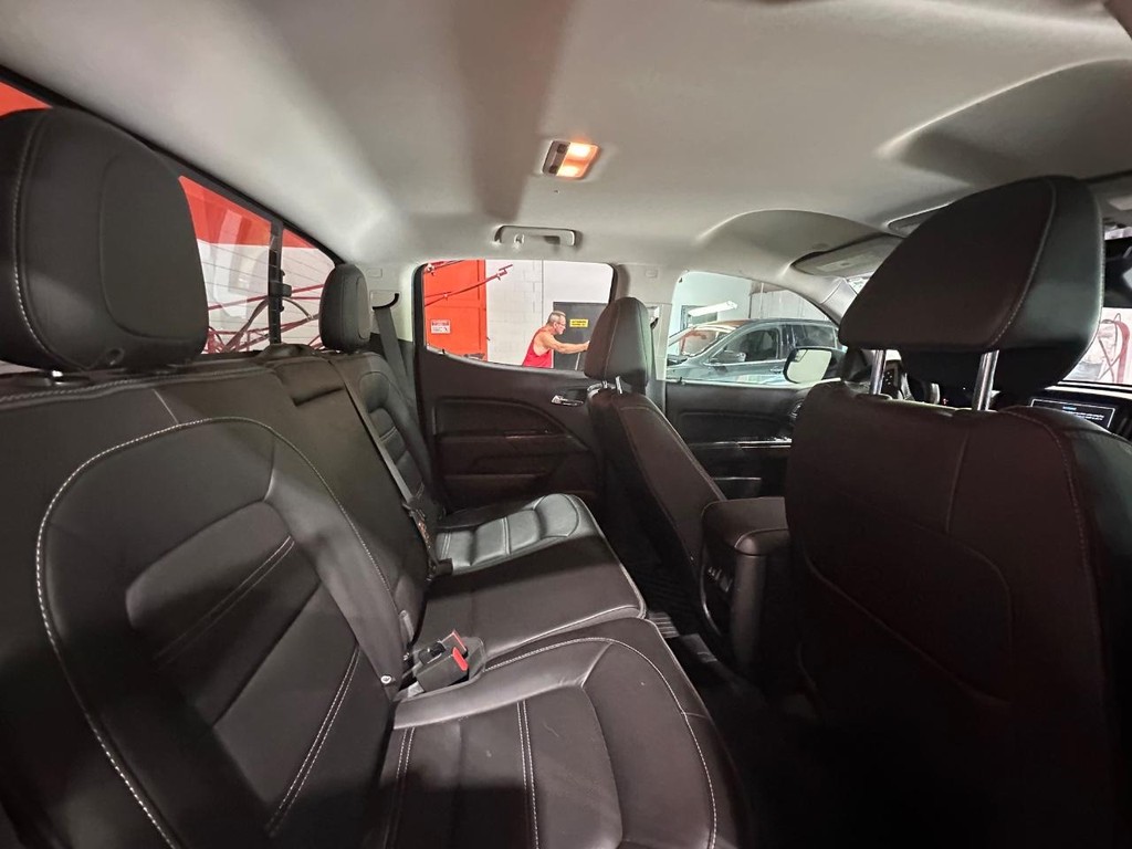 GMC Canyon Vehicle Full-screen Gallery Image 16