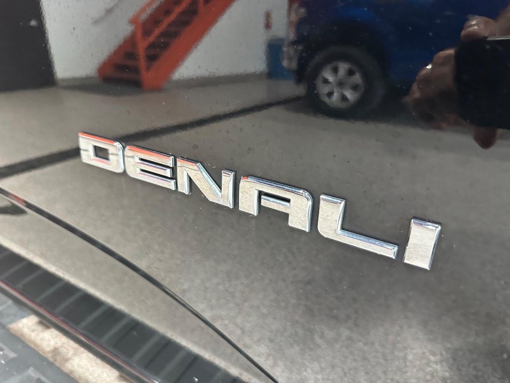 GMC Canyon Vehicle Full-screen Gallery Image 17