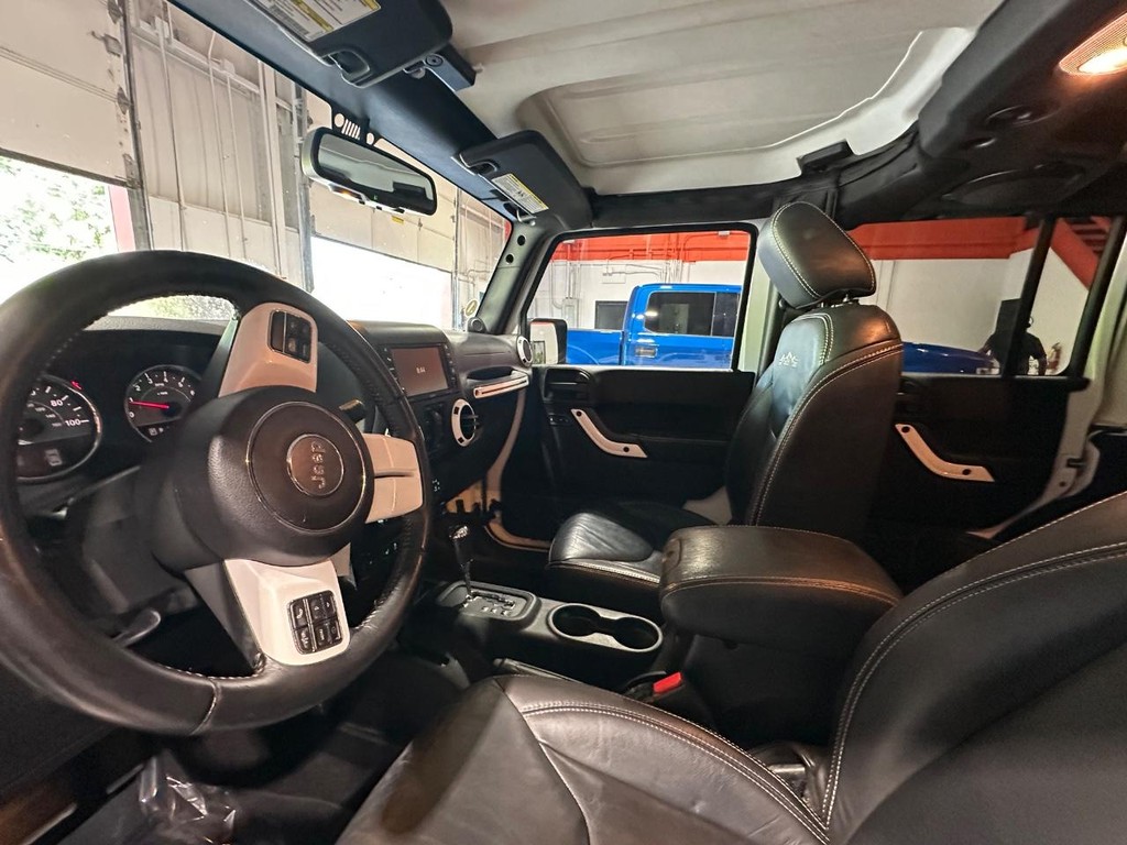 Jeep Wrangler Unlimited Vehicle Full-screen Gallery Image 13