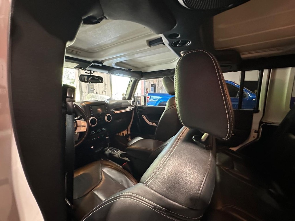 Jeep Wrangler Unlimited Vehicle Full-screen Gallery Image 15