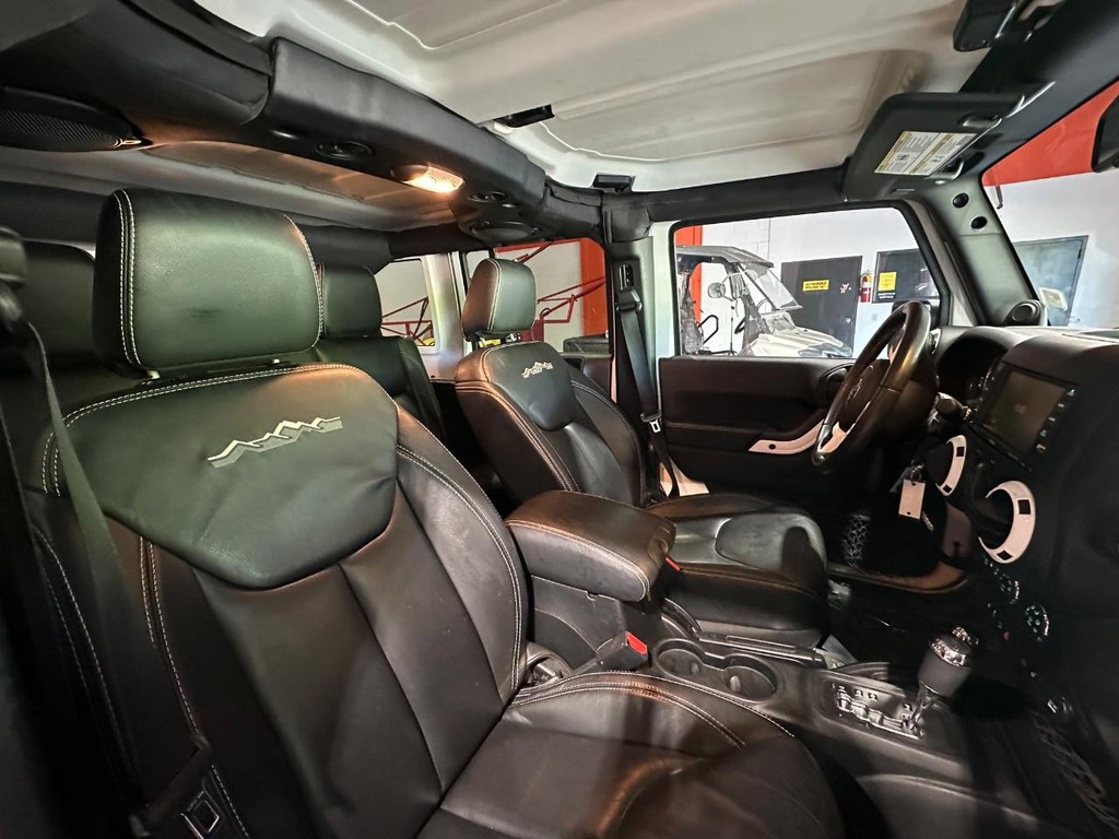 Jeep Wrangler Unlimited Vehicle Full-screen Gallery Image 20