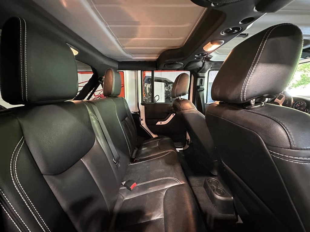 Jeep Wrangler Unlimited Vehicle Full-screen Gallery Image 24