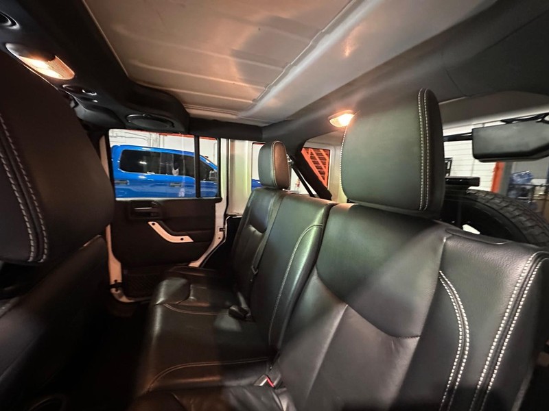 Jeep Wrangler Unlimited Vehicle Full-screen Gallery Image 10