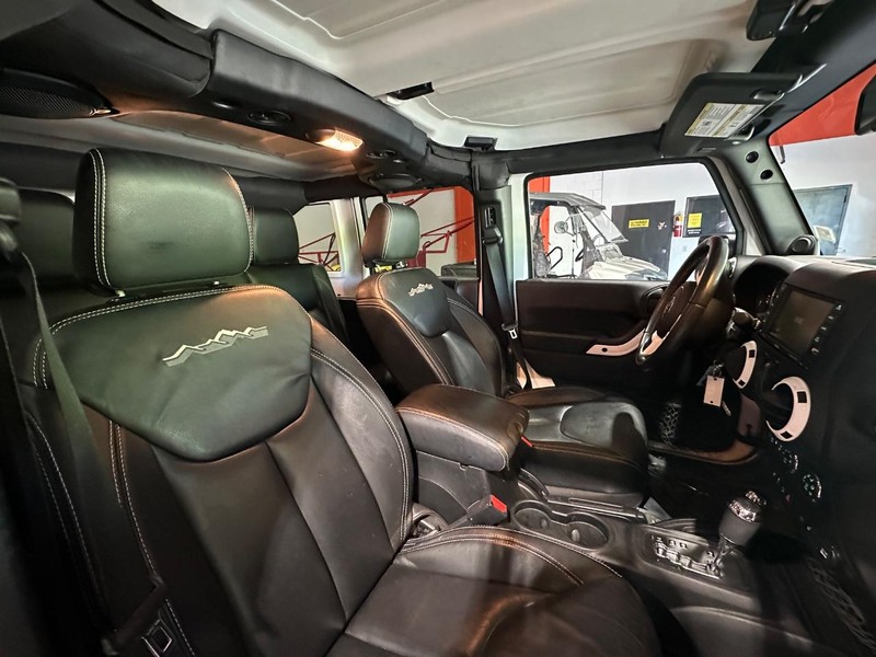 Jeep Wrangler Unlimited Vehicle Full-screen Gallery Image 20