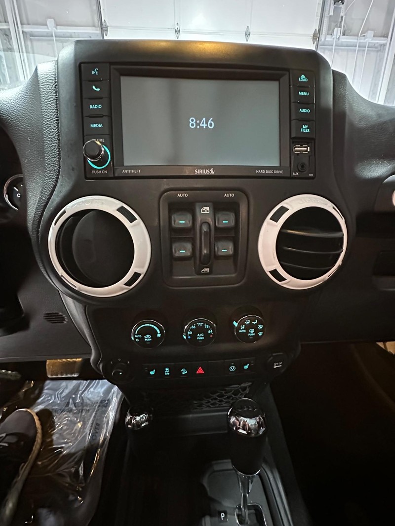 Jeep Wrangler Unlimited Vehicle Full-screen Gallery Image 23