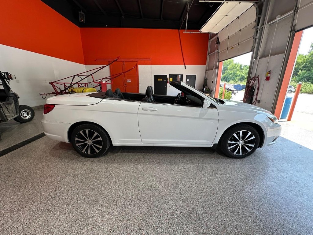 Chrysler 200 Vehicle Full-screen Gallery Image 2