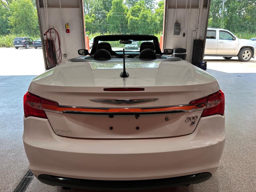 Chrysler 200 Vehicle Full-screen Gallery Image 6