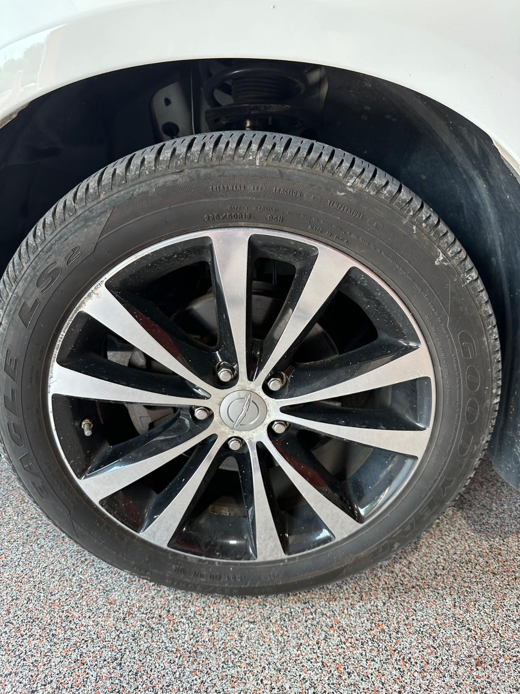 Chrysler 200 Vehicle Full-screen Gallery Image 7