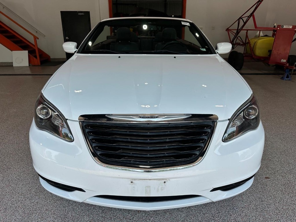 Chrysler 200 Vehicle Full-screen Gallery Image 8