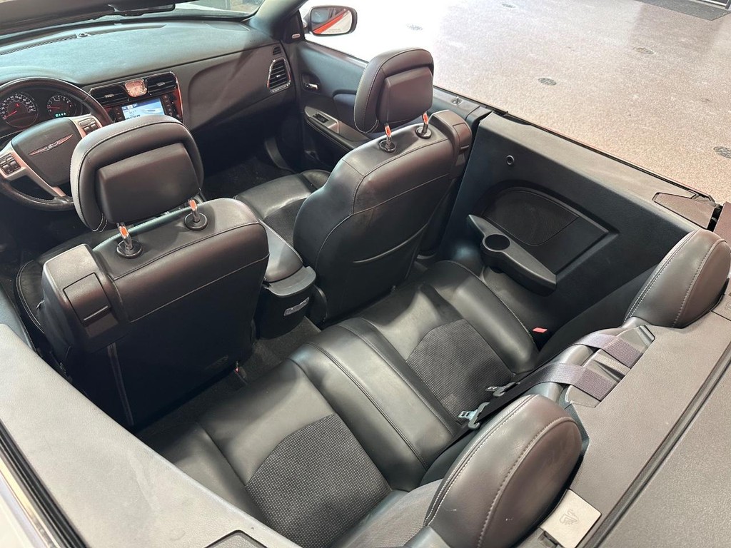 Chrysler 200 Vehicle Full-screen Gallery Image 10