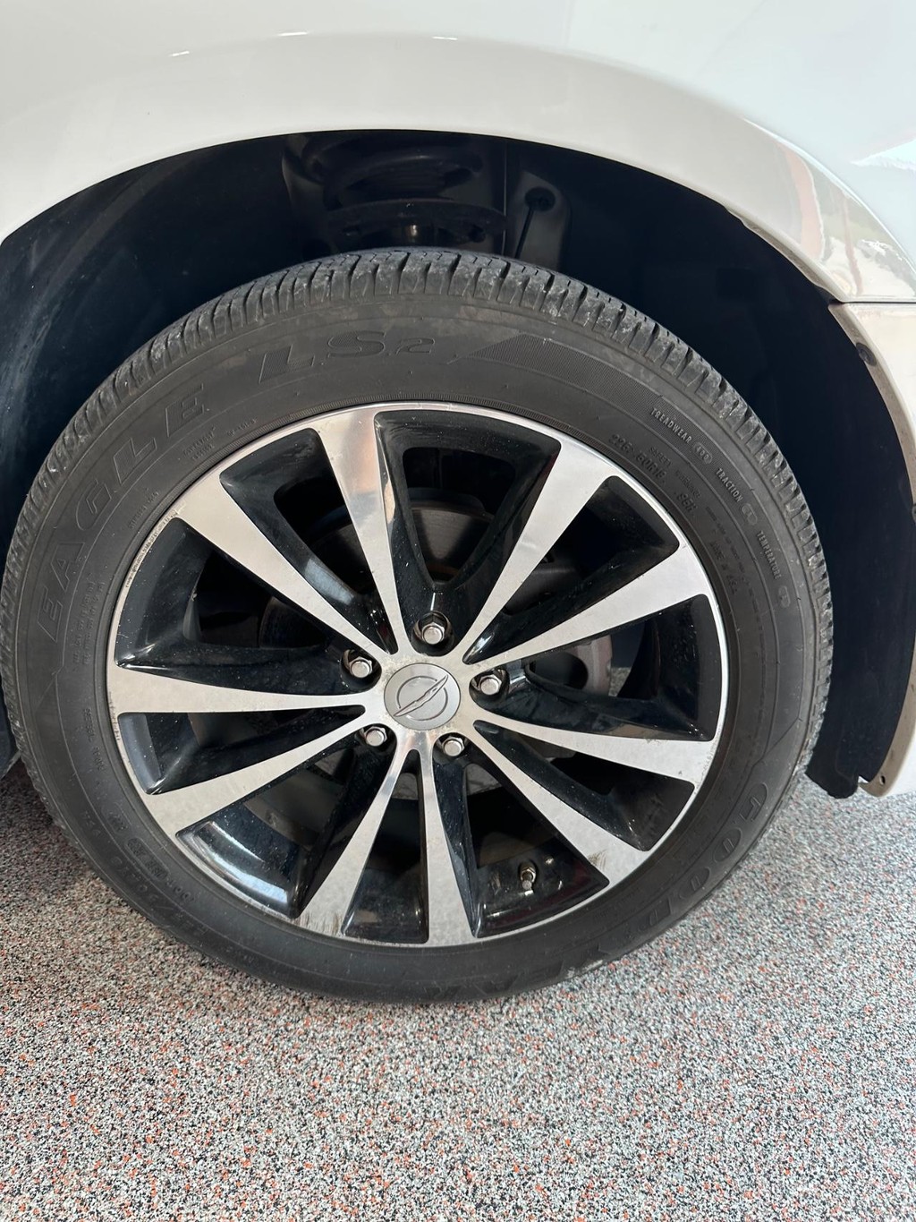 Chrysler 200 Vehicle Full-screen Gallery Image 13