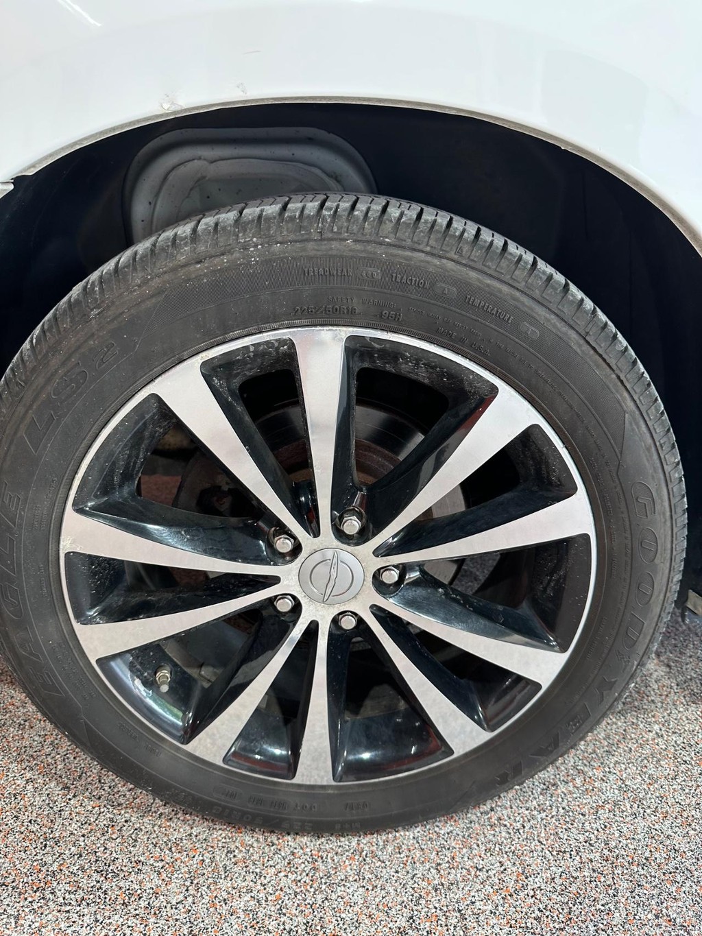 Chrysler 200 Vehicle Full-screen Gallery Image 14