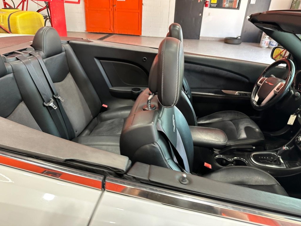 Chrysler 200 Vehicle Full-screen Gallery Image 16