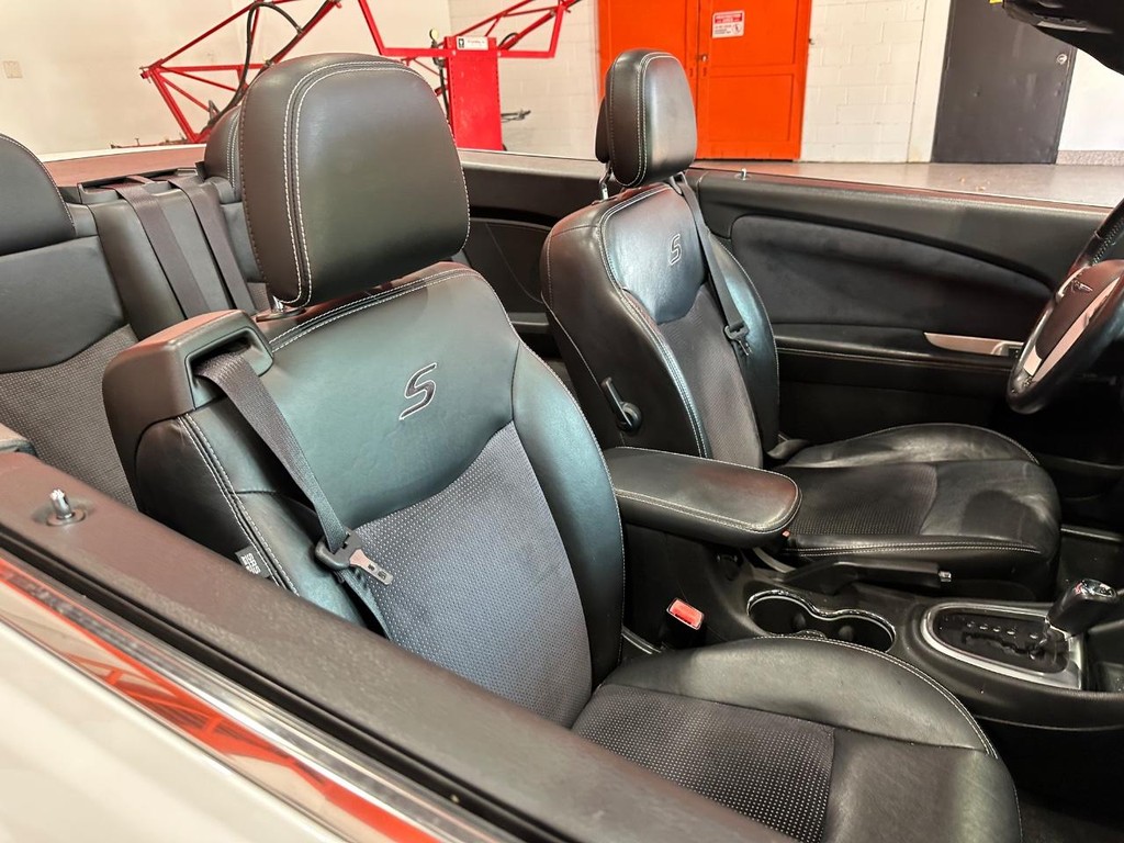 Chrysler 200 Vehicle Full-screen Gallery Image 17