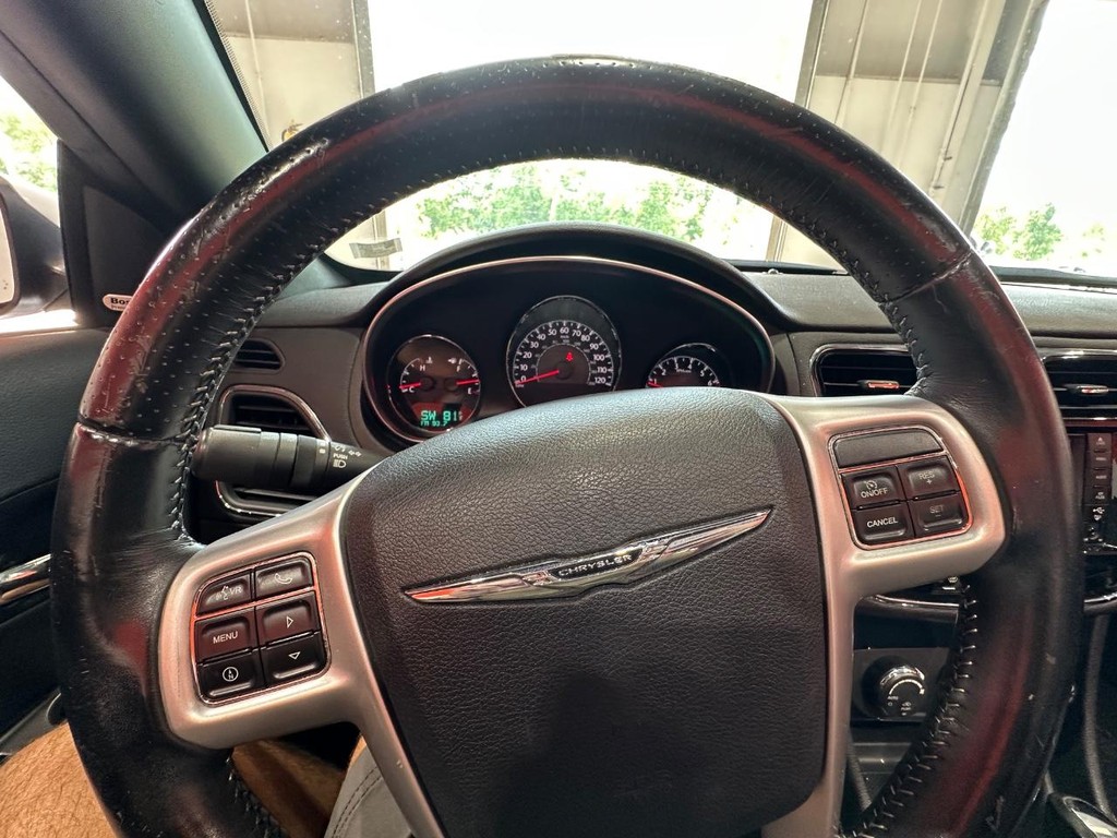 Chrysler 200 Vehicle Full-screen Gallery Image 22