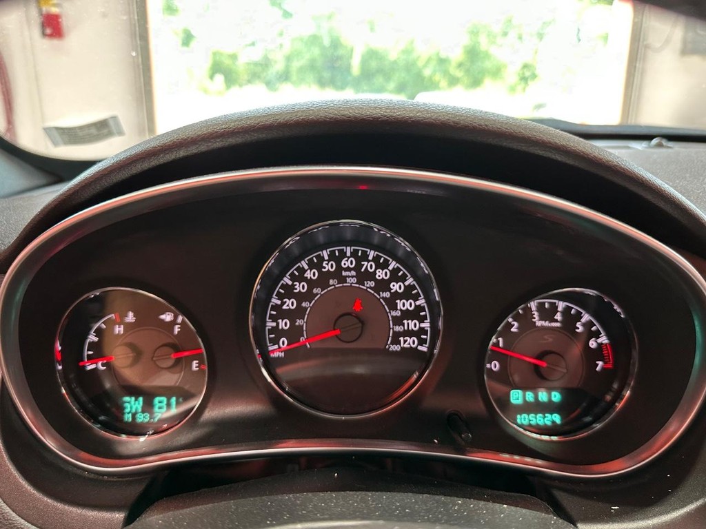 Chrysler 200 Vehicle Full-screen Gallery Image 23