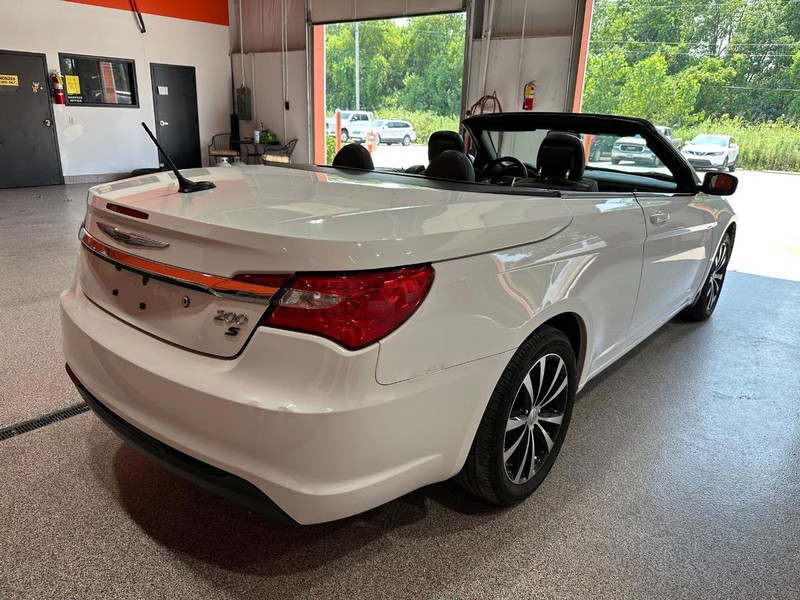 Chrysler 200 Vehicle Full-screen Gallery Image 3