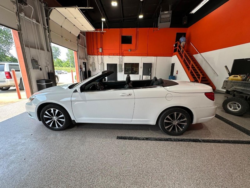 Chrysler 200 Vehicle Full-screen Gallery Image 4