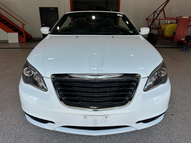 Chrysler 200 Vehicle Full-screen Gallery Image 8