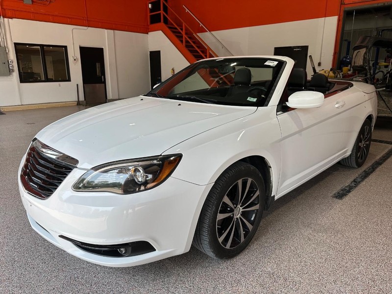 Chrysler 200 Vehicle Full-screen Gallery Image 9