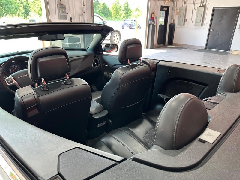 Chrysler 200 Vehicle Full-screen Gallery Image 11