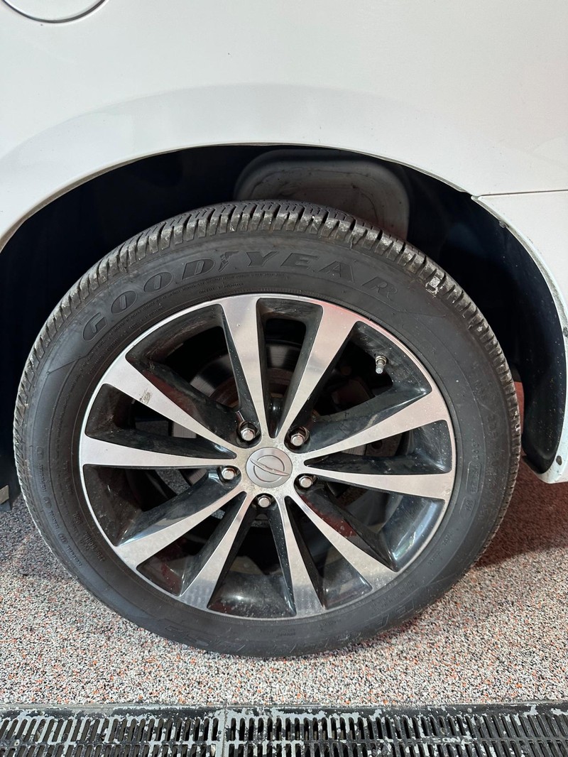 Chrysler 200 Vehicle Full-screen Gallery Image 12