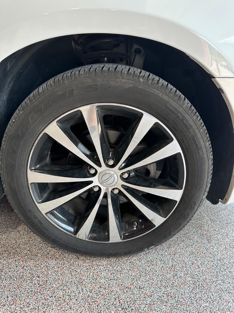 Chrysler 200 Vehicle Full-screen Gallery Image 13