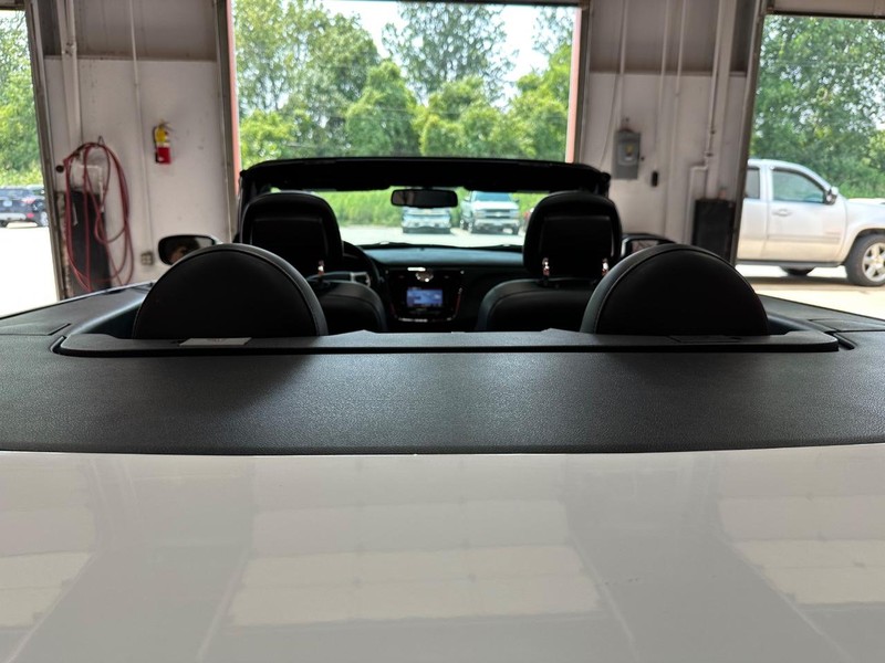 Chrysler 200 Vehicle Full-screen Gallery Image 15