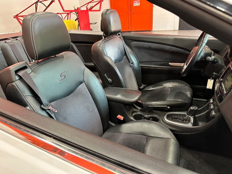 Chrysler 200 Vehicle Full-screen Gallery Image 18