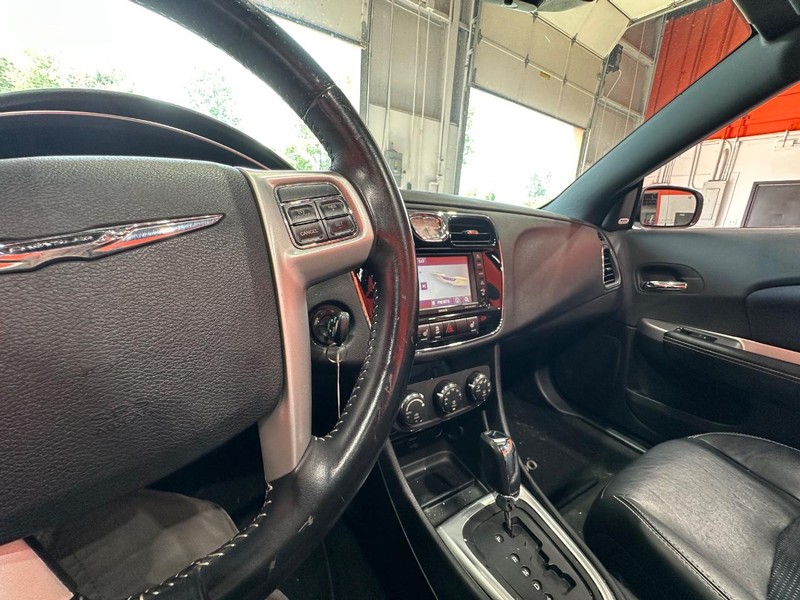 Chrysler 200 Vehicle Full-screen Gallery Image 19