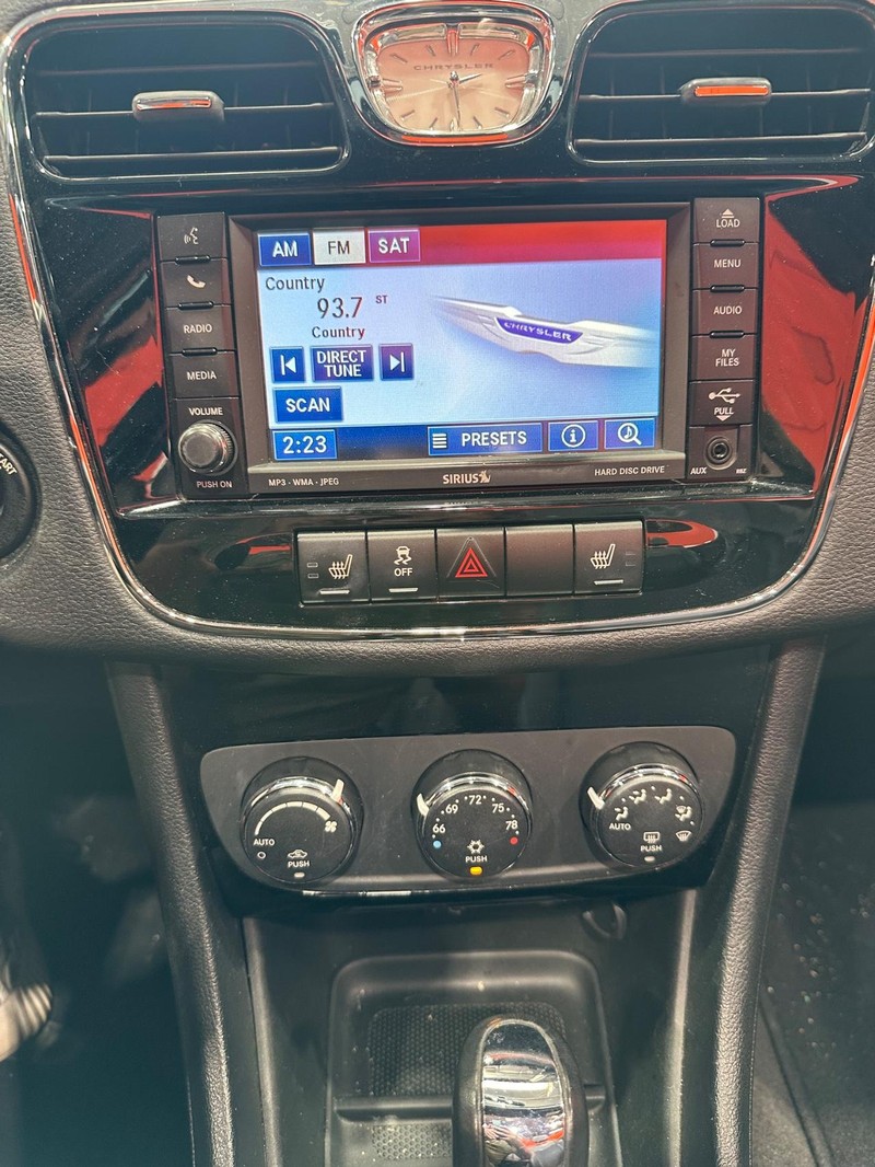 Chrysler 200 Vehicle Full-screen Gallery Image 20